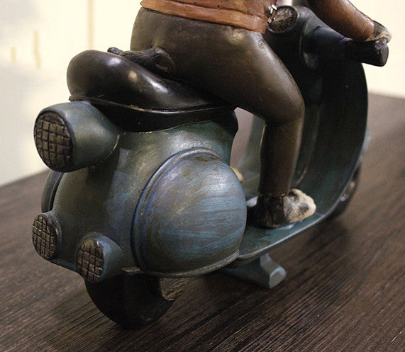 Fralla Rider – stilren figur på scooter (finns i 3 hundraser)